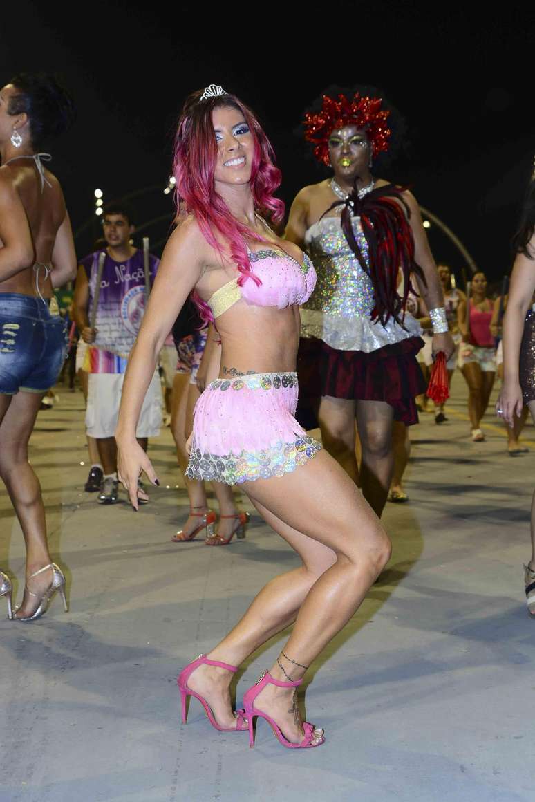 Thaís Bianca, ex-panicat do programa Pânico, participou do ensaio técnico da Rosas de Ouro na noite desse sábado (17), no Sambódromo do Anhembi, em São Paulo. A modelo vestiu um look bem decotado e que também deixava suas pernas e barriga sarada à mostra.