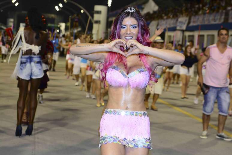 Thaís Bianca, ex-panicat do programa Pânico, participou do ensaio técnico da Rosas de Ouro na noite desse sábado (17), no Sambódromo do Anhembi, em São Paulo. A modelo vestiu um look bem decotado e que também deixava suas pernas e barriga sarada à mostra.