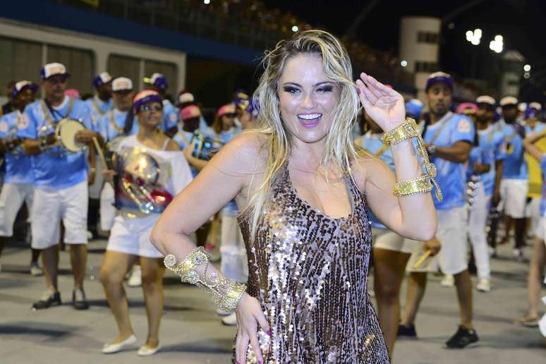 Madrinha de bateria da Rosas de Ouro, Ellen Rocche esbanjou simpatia no Sambódromo do Anhembi, em São Paulo, na noite desse sábado (17). A atriz e modelo, que optou por um look comportado em comparação com outros destaques das agremiações, esbanjou simpatia no ensaio técnico.