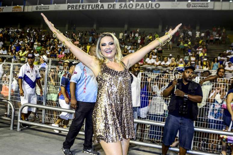 Madrinha de bateria da Rosas de Ouro, Ellen Rocche esbanjou simpatia no Sambódromo do Anhembi, em São Paulo, na noite desse sábado (17). A atriz e modelo, que optou por um look comportado em comparação com outros destaques das agremiações, esbanjou simpatia no ensaio técnico.