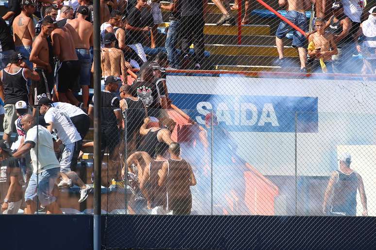 Torcedores e policiais entraram em conflito