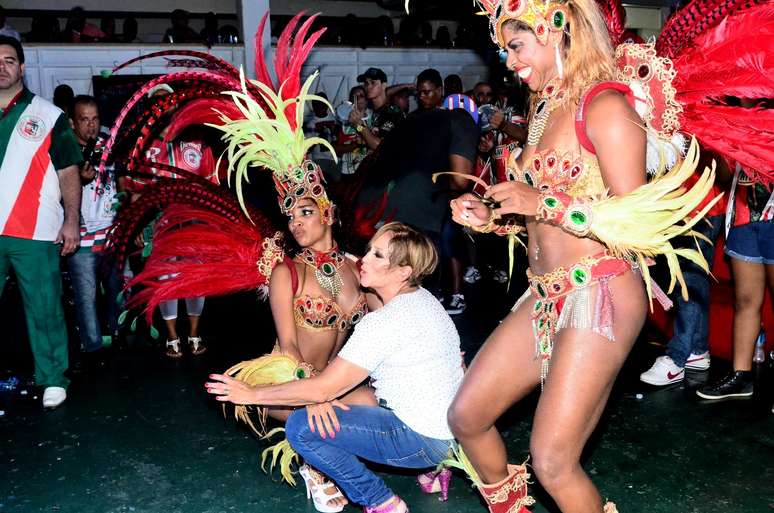 Você acha que o seu sábado foi legal? Isso porque você ainda não viu como Susana Vieira curtiu o ensaio da Grande Rio para o Carnaval de 2015. A atriz esteve na quadra da agremiação e sambou literalmente até o chão junto com as passistas e ritmistas da escola. Vejam com seus próprios olhos.