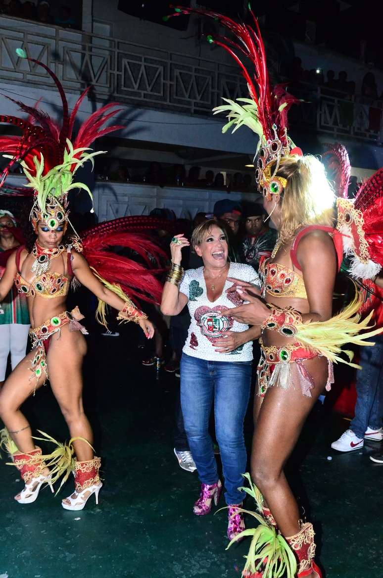 Você acha que o seu sábado foi legal? Isso porque você ainda não viu como Susana Vieira curtiu o ensaio da Grande Rio para o Carnaval de 2015. A atriz esteve na quadra da agremiação e sambou literalmente até o chão junto com as passistas e ritmistas da escola. Vejam com seus próprios olhos.