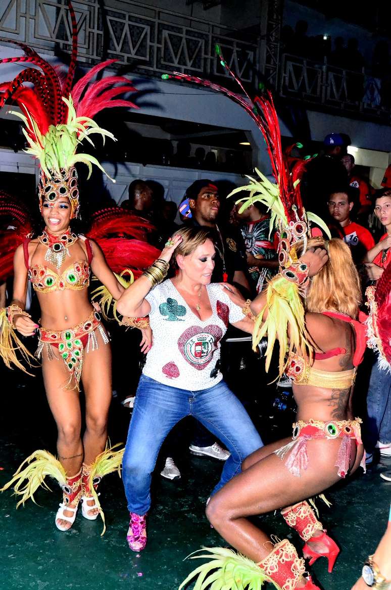 Você acha que o seu sábado foi legal? Isso porque você ainda não viu como Susana Vieira curtiu o ensaio da Grande Rio para o Carnaval de 2015. A atriz esteve na quadra da agremiação e sambou literalmente até o chão junto com as passistas e ritmistas da escola. Vejam com seus próprios olhos.