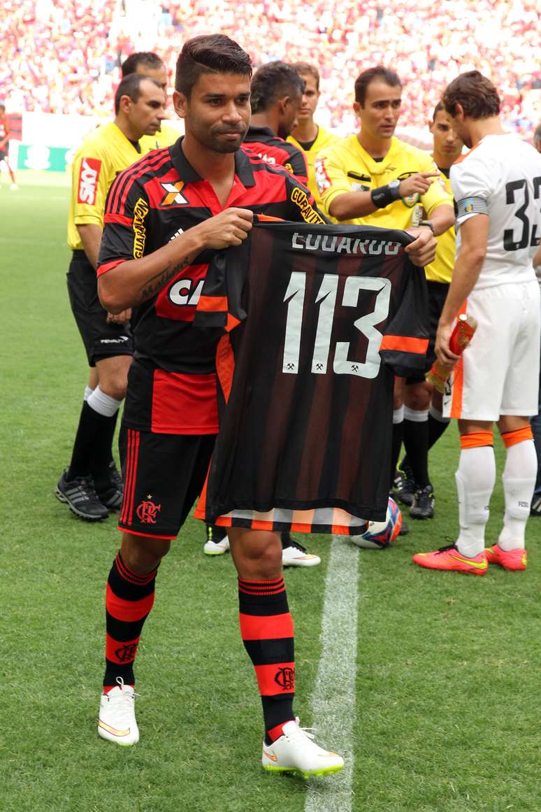 Ex-jogador do Shakhtar, Eduardo da Silva recebeu homenagem