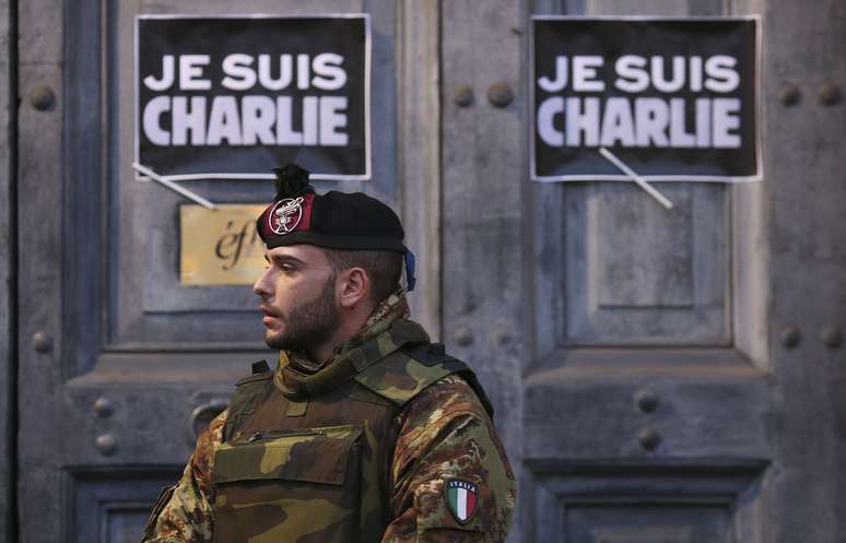 Cartazes com os dizeres "Eu sou Charlie"foram colocados na porta da embaixada francesa em Roma,após os ataques terroristas na França