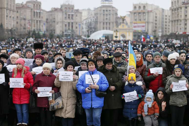 Ucranianos marcham na capital Kiev em memória dos 12 civis mortos na cidade de Volnovaja, pedindo paz no país