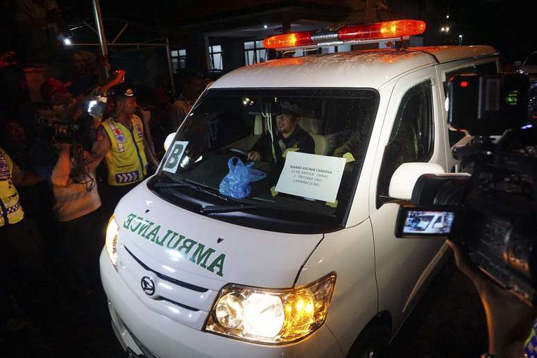 Ambulância transporta o corpo do brasileiro Marco Archer Cardoso Moreira, que foi fuzilado na madrugada de domingo (no horário local) por tentar entrar no país com cocaína