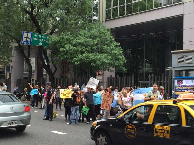 Logo na saída do edifício da Câmara de Deputados, um pequeno grupo de manifestantes se reunia cortando parte do fluxo da avenida Rivadavia