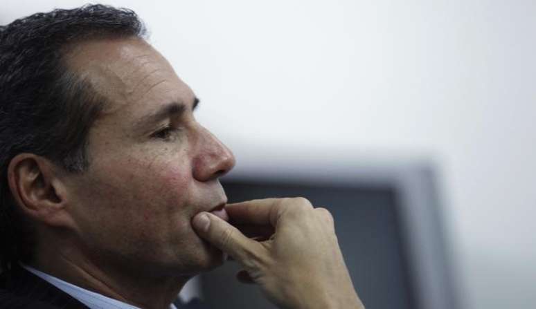 Promotor argentino Alberto Nisman, que investigava um atentado a bomba de 1994 em Buenos Aires, durante reunião com jornalistas em seu gabinete, em Buenos Aires, em julho de 2013 