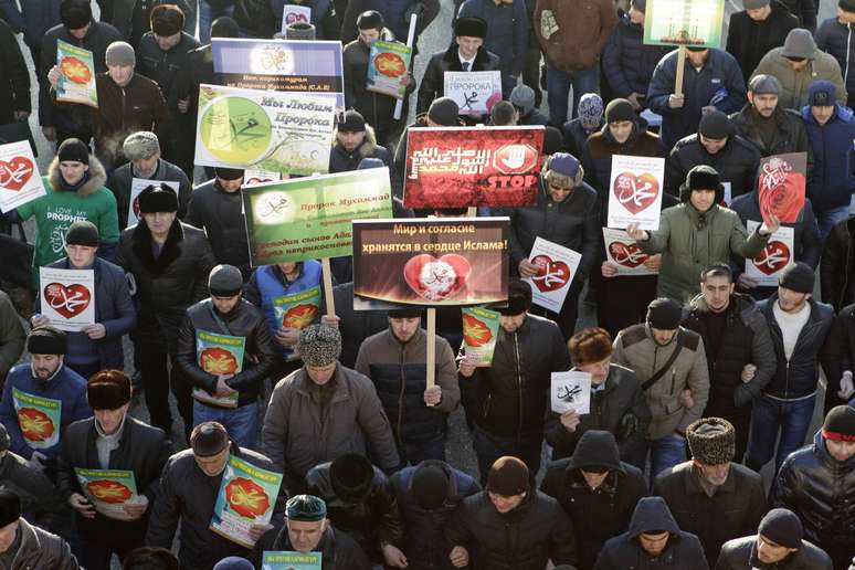 <p>Milhares participam de manifestação anti-Charlie na região russa da Chechênia</p>