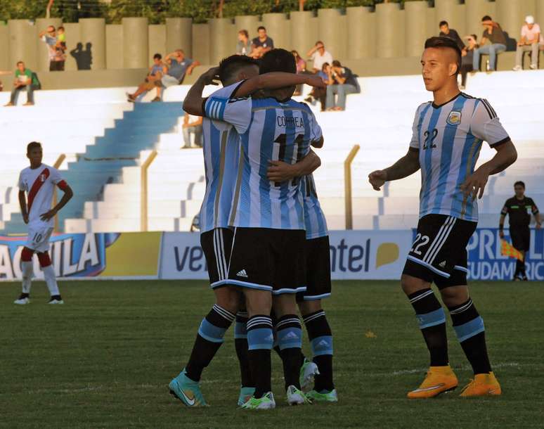 Argentina comemora gol de Ángel Correa, um dos seis que balançaram a rede do Peru na partida