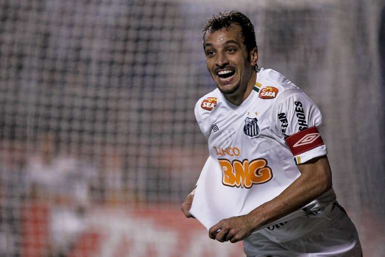 Antes de ir ao corinthians, Edu Dracena atuou por seis anos no  Santos