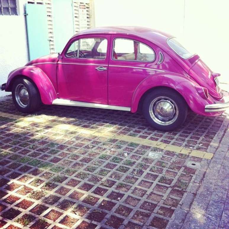 Fusca cor de rosa choque chama a atenção por onde passa