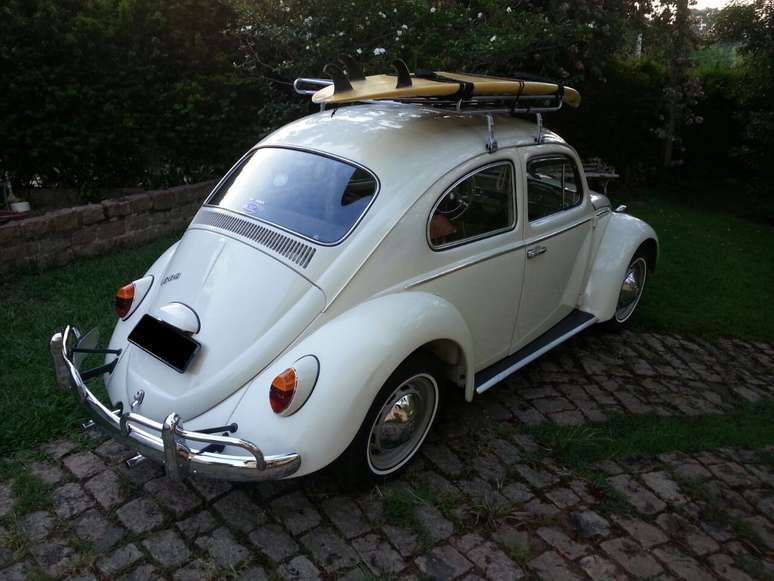 Sobrinho colocou uma prancha de surf sobre o seu fusca