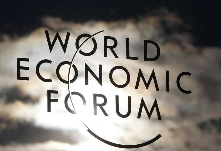 <p>Logo do Fórum Econômico Mundial é visto na janela do centro de convenções de Davos, na Suíça</p><p> </p>