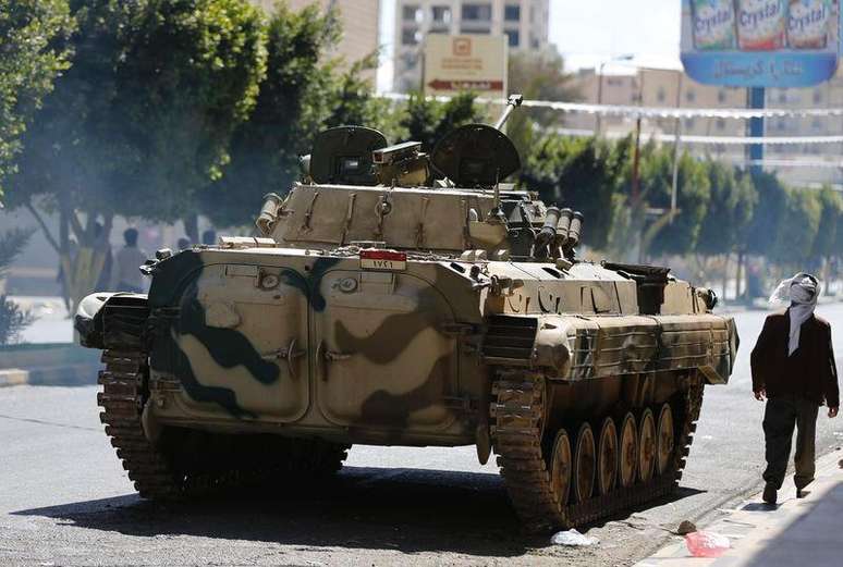 Veículo militar pertencente ao grupo Houthi se posiciona em rua que leva ao palácio presidencial do Iêmen durante combates na capital Sanaa. 19/01/2015