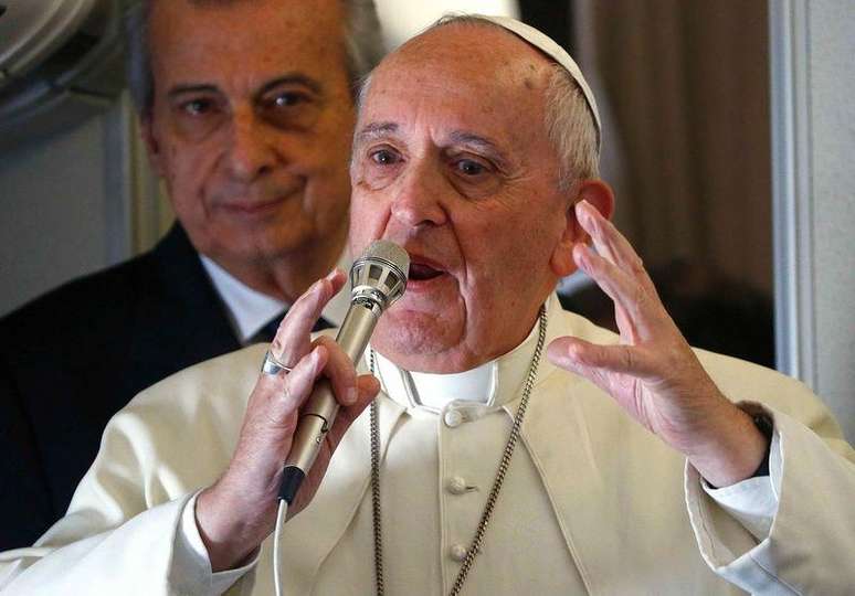 Papa Francisco conversa com jornalistas durante voo que o levou de Manila a Roma. 19/01/2015