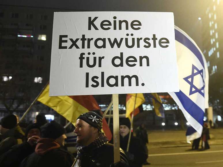 <p>Um homem se manifesta em Berlim contra a "islamização do Ocidente" em um ato do movimento xenófobo Pegida e da sua versão berlinense, Bregida, em 19 de janeiro</p>