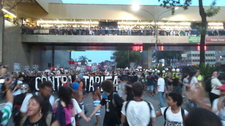 <p>Manifestantes andam pela Radial Leste no sentido centro.</p>