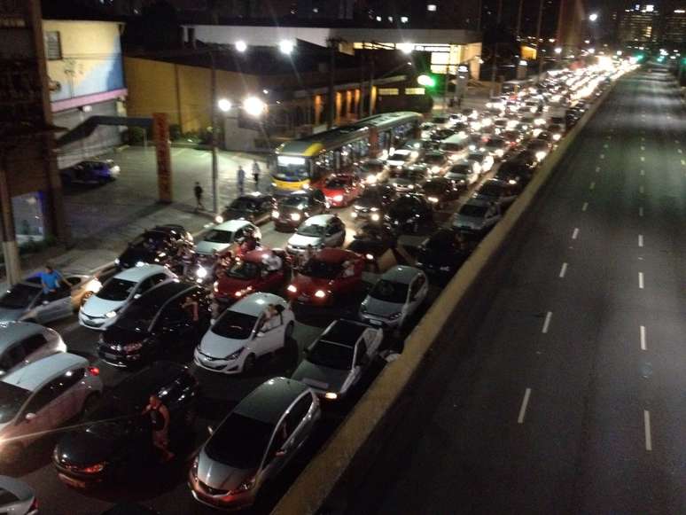 <p>A Radial Leste, no sentido bairro, teve que ser bloqueada para a passagem dos manifestantes.</p>