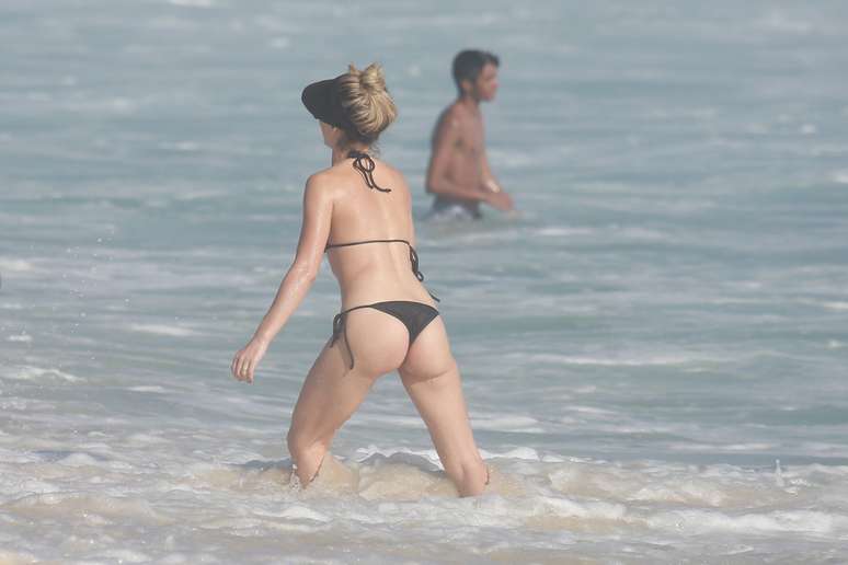 Bianca Bin aproveitou o sol forte desta terça-feira (20) no Rio de Janeiro e curtiu a praia da Barra da Tijuca. De biquíni preto, a atriz da novela Boogie Oogie se refrescou no mar.