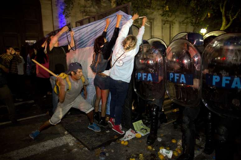 Manifestantes enfrentam a polícia durante protestos na noite desta segunda-feira