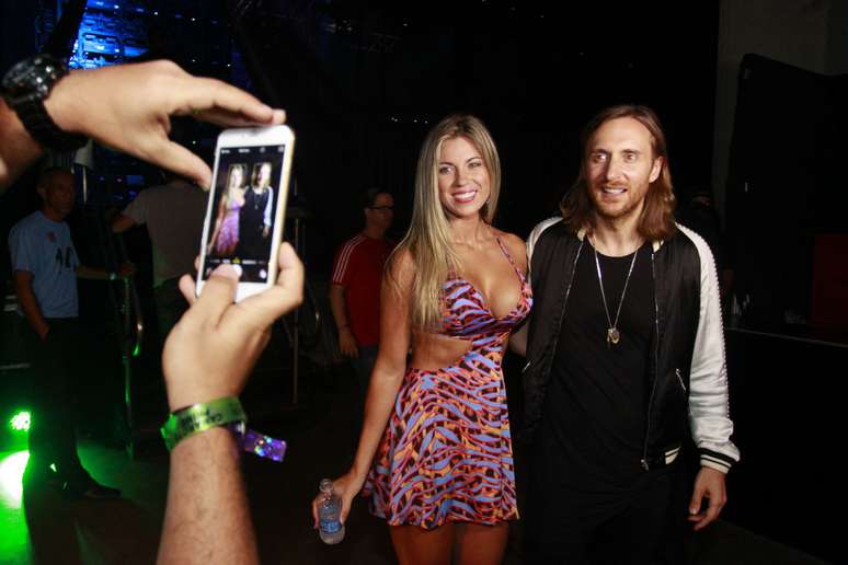 Ap&oacute;s o show, o DJ atendeu f&atilde;s no backstage 