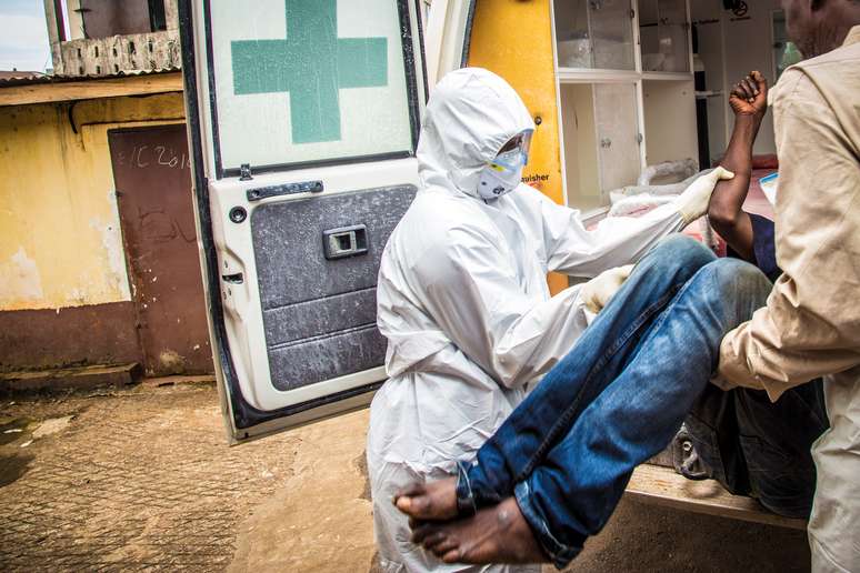 Trabajadores de salud colocando en una ambulancia a una persona presuntamente infectada de ébola, en Freetown, Sierra Leona, en foto de archivo del 24 de septiembre del 2014.