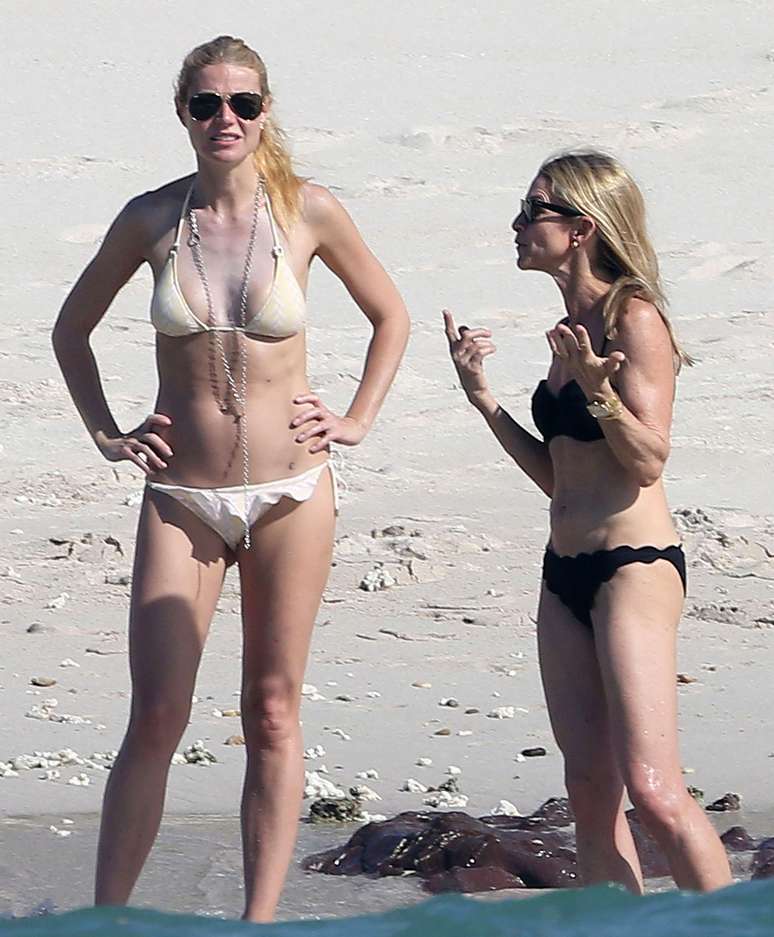 Gwyneth Paltrow curte um tempo livre em uma praia em Cabo San Lucas, no México