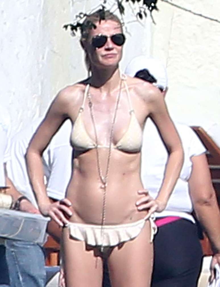 Gwyneth Paltrow curte um tempo livre em uma praia em Cabo San Lucas, no México