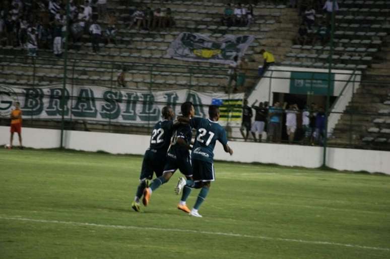 Esmeraldinos comemoram gol no Bezerrão