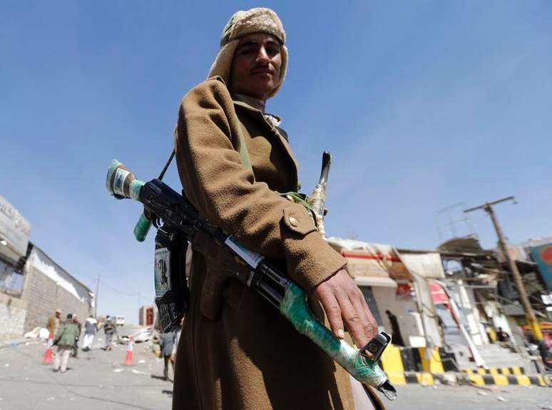 Combatente houthi posa para foto do lado de fora de uma instalação de guardas presidenciais em uma montanha com vista para o palácio presidencial em Sanaa. 20/01/2015