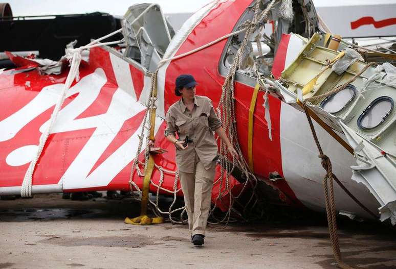 <p>Destroços do avião da AirAsia que caiu no mar de Java são inspecionados no porto de Kumai, na Indonésia, em 12 de janeiro</p>