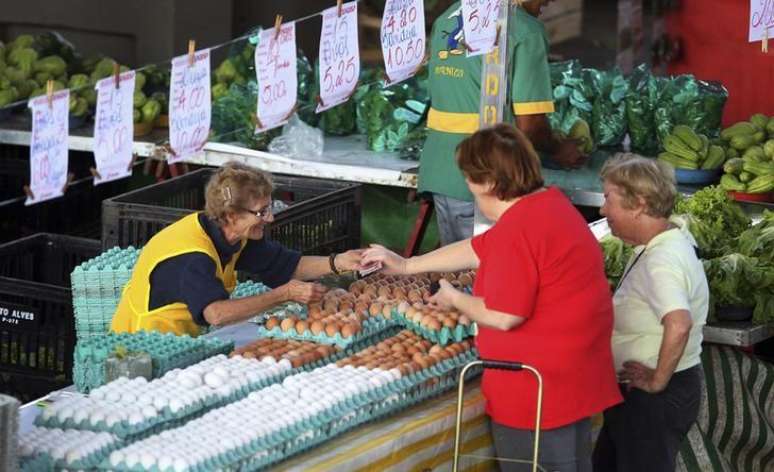 <p>Alimentos, tarifas de energia e transporte têm pressionada a inflação neste início de ano</p>