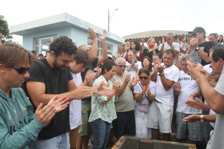 <p>Presentes se emocionaram com o enterro</p>