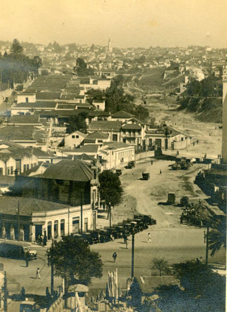 <p>Obras para abertura da avenida Nove de Julho, em 1935, vista do viaduto do Chá; em primeiro plano, o largo do Riachuelo</p>