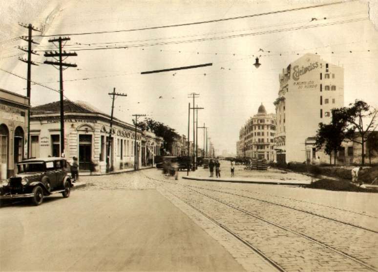 <p>Avenida São João durante as obras de prolongamento, vista em direção ao bairro, na altura da praça Julio Mesquita, em 1929</p><p> </p>