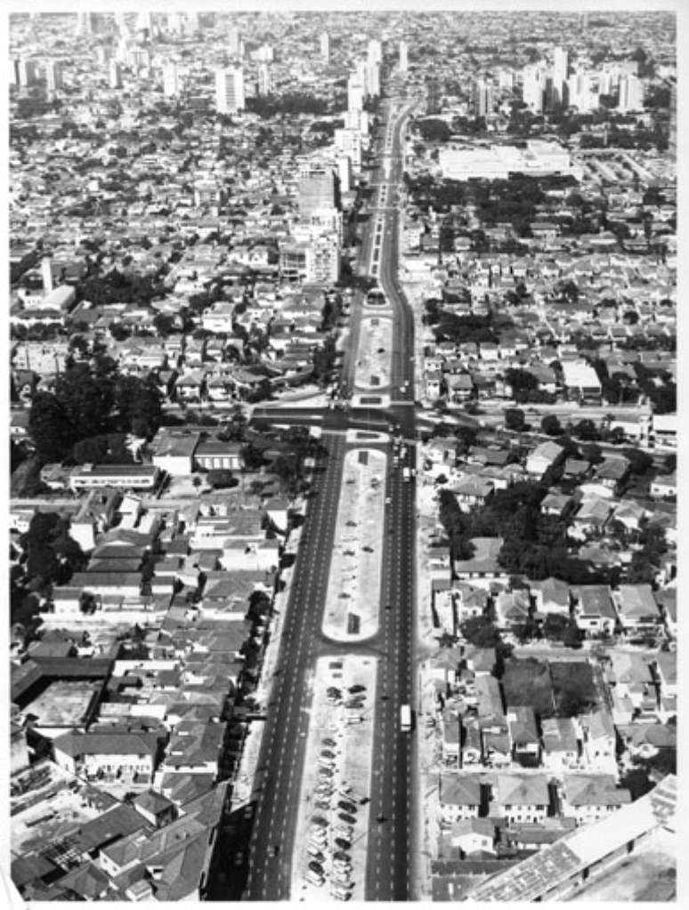 <p>Vista aérea da avenida Faria Lima; a foto foi tirada entre 1968 e 1970</p>