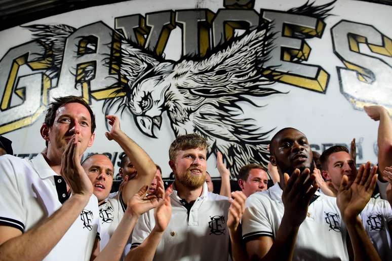 Teve at&eacute; poropop&oacute; dos jogadores do Corinthian-Casuals no ensaio da Gavi&otilde;es da Fiel