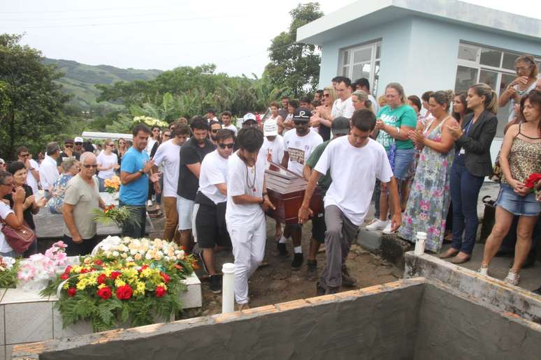 <p>Enterro do surfista aconteceu no cemitério de Paulo Lopes, em Santa Catarina,</p>