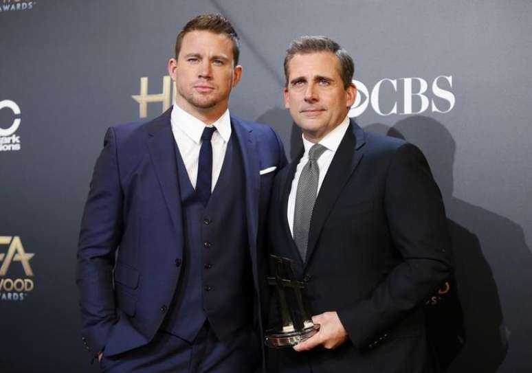 Atores Chaning Tatum (esquerda) e Steve Carrell posam para foto com o prêmio conquistado com o filme "Foxcatcher" durante o Hollywood Film Awards, em Hollywood. 14/11/2014