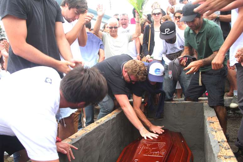 <p>Corpo de Ricardo dos Santos foi sepultado nesta quarta-feira</p>
