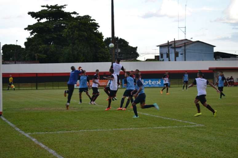 Jogadores do Atlético-GO trabalharam sob muita chuva