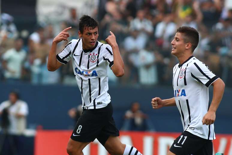 Marciel comemora gol: vitória de virada do Corinthians  