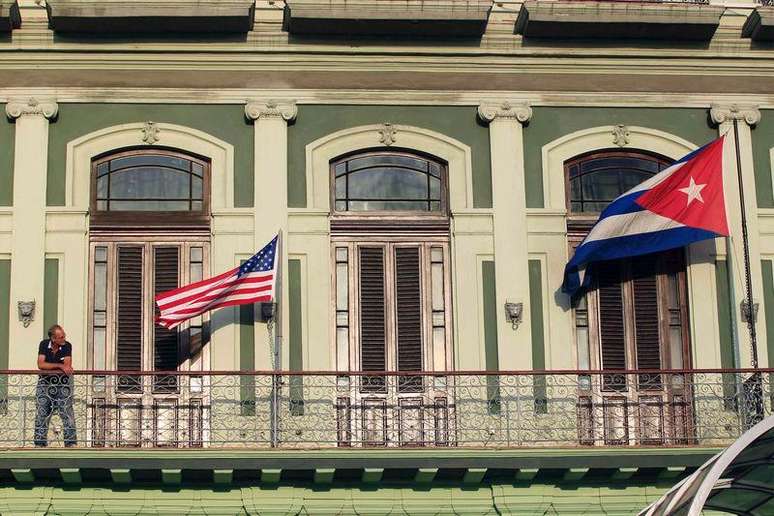 Bandeiras nacionais dos Estados Unidos e de Cuba na varanda de um hotel que está sendo usado pela primeira delegação parlamentar norte-americana em Havana, Cuba, na segunda-feira. 19/01/2015