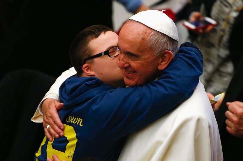 Papa Francisco abraça menino durante audiência geral no Vaticano. 21/01/2015