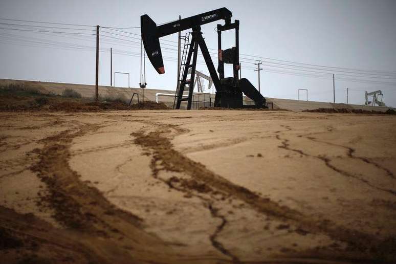 Una extractora de petróleo vista en un campo de crudo cerca de Bakersfield. Imagen de archivo, 17 enero, 2015.  La caída de los precios del petróleo no puede ser controlada hasta que el exceso de suministro sea absorbido por un mayor crecimiento económico, dijo el miércoles el ministro del sector de Kuwait, Ali al-Omair.
