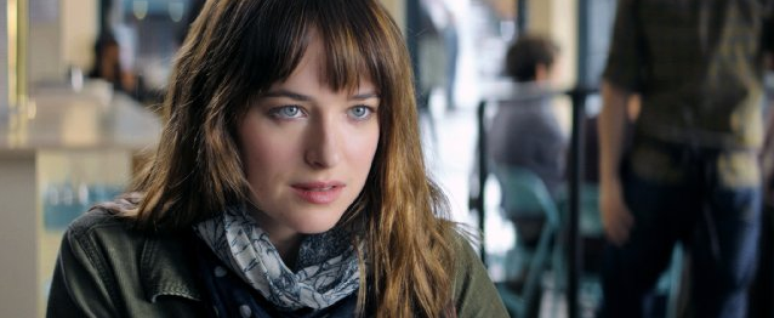 <p>Dakota Johnson vive a tímida Anastasia Steele</p>