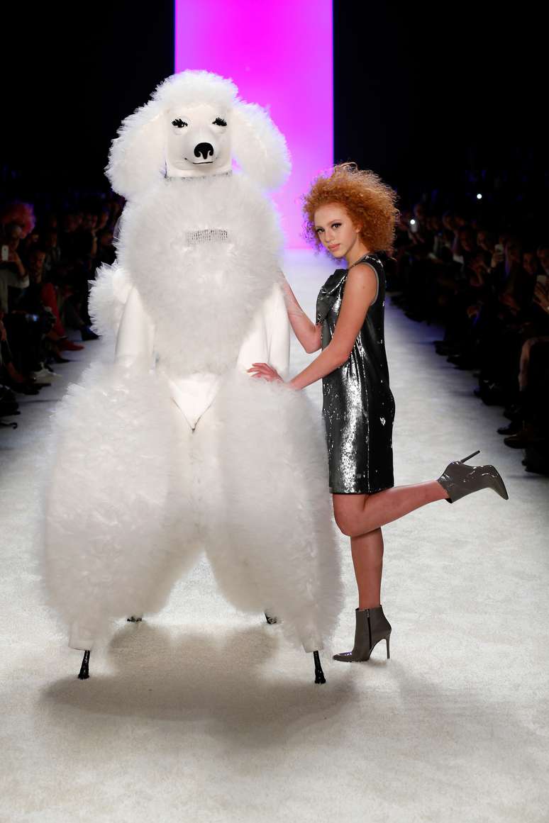 Anna desfilou para grife Riani durante a semana de moda de Berlim